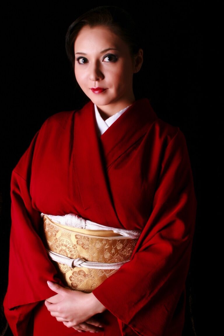 12P Une Japonaise arbore des lèvres rouges tout en produisant un couteau en costume traditionnel