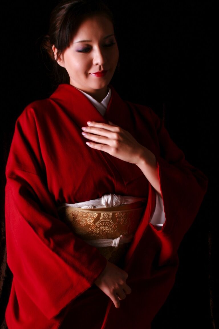 12P Une Japonaise arbore des lèvres rouges tout en produisant un couteau en costume traditionnel