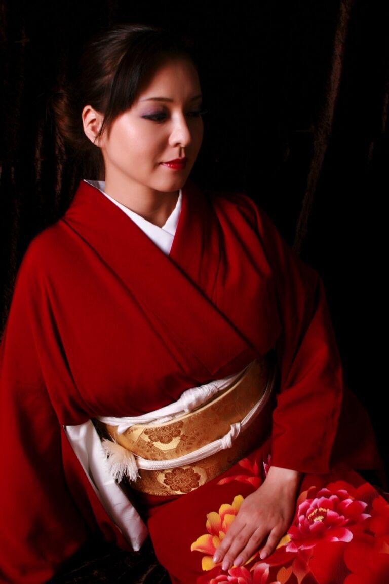 12P Une Japonaise arbore des lèvres rouges tout en produisant un couteau en costume traditionnel