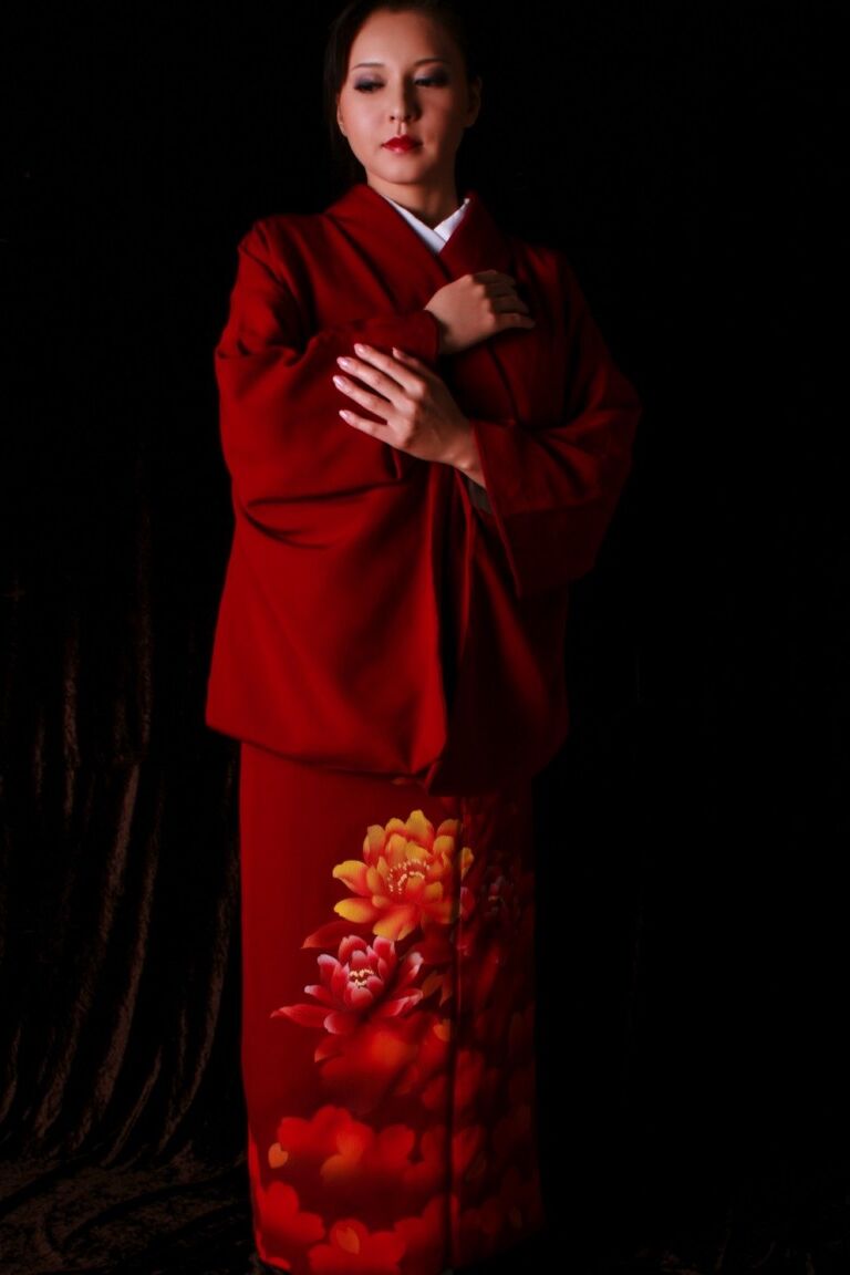12P Une Japonaise arbore des lèvres rouges tout en produisant un couteau en costume traditionnel