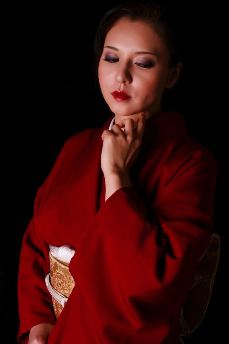 12P Une Japonaise arbore des lèvres rouges tout en produisant un couteau en costume traditionnel