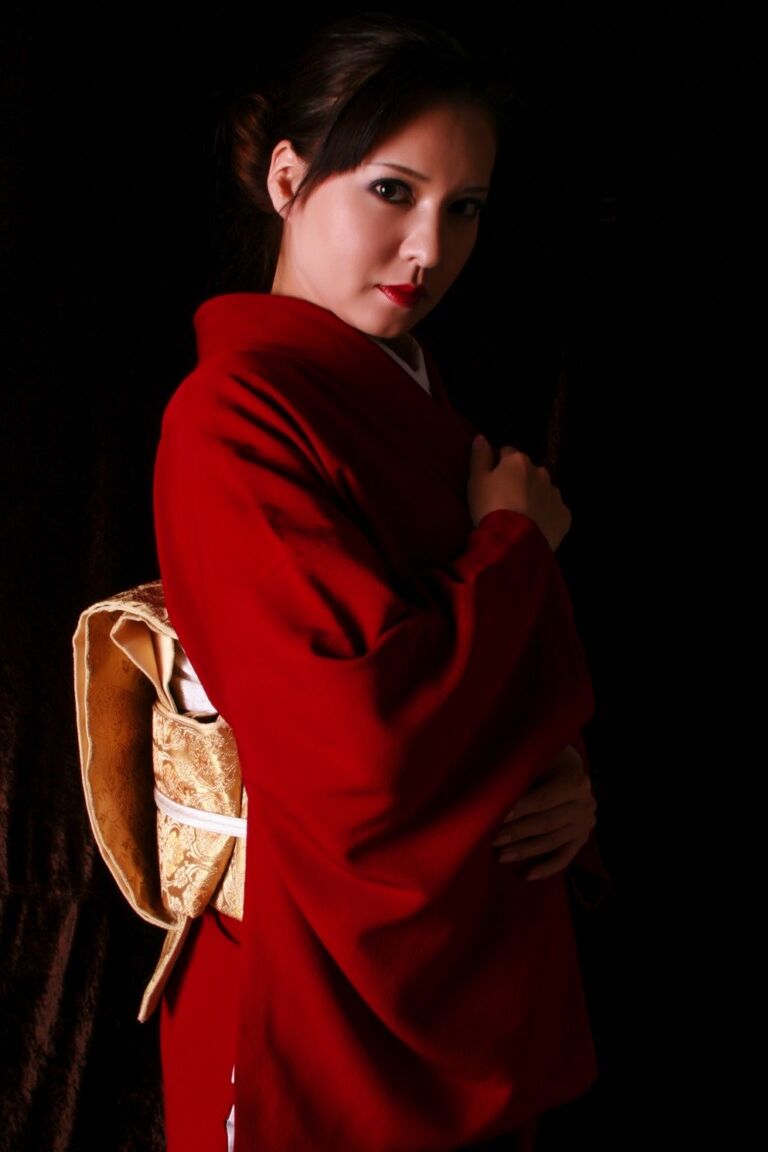 12P Une Japonaise arbore des lèvres rouges tout en produisant un couteau en costume traditionnel