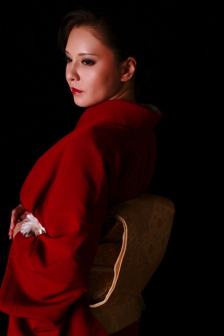 12P Une Japonaise arbore des lèvres rouges tout en produisant un couteau en costume traditionnel