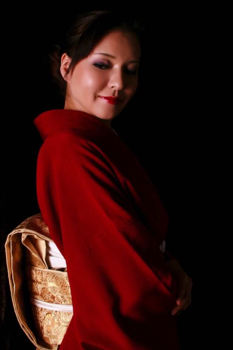 12P Une Japonaise arbore des lèvres rouges tout en produisant un couteau en costume traditionnel