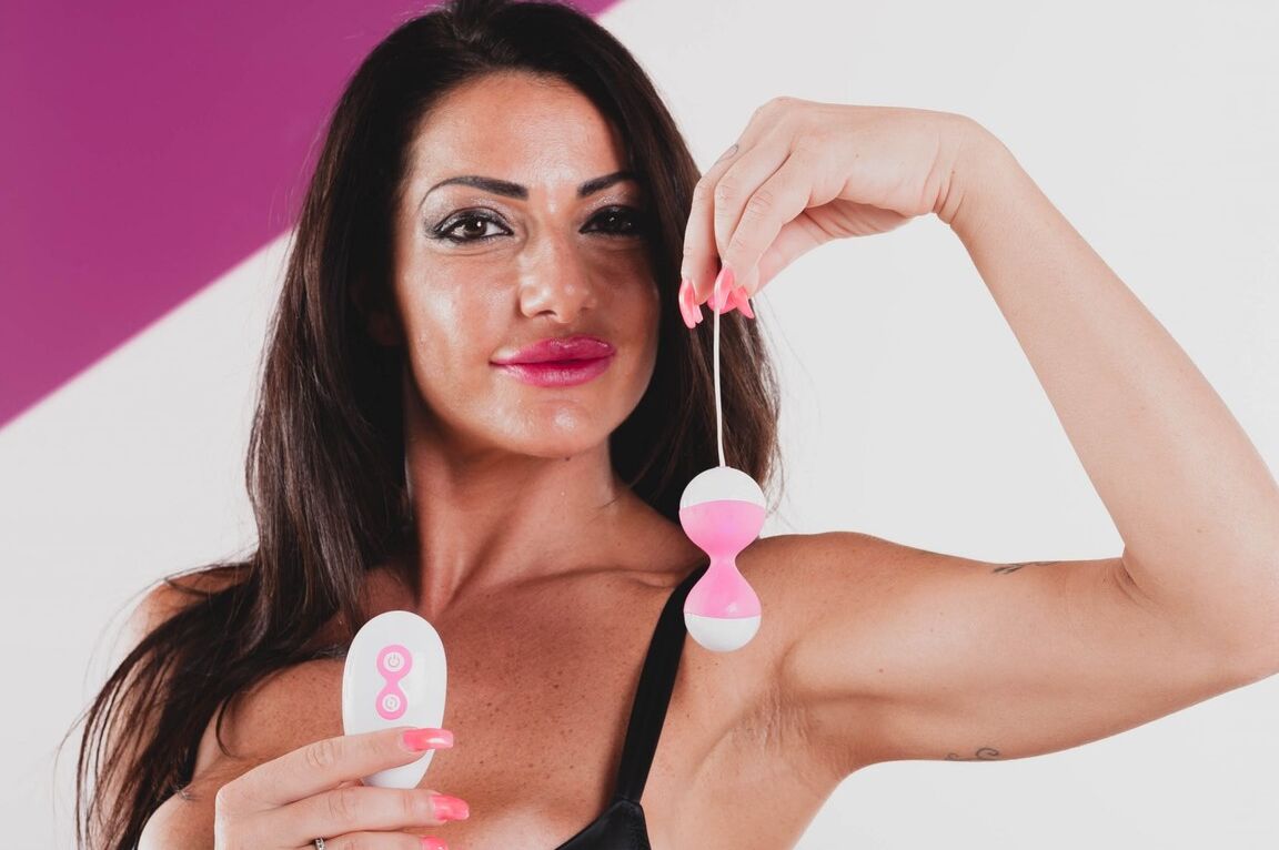 Die 10-jährige italienische MILF Priscilla Salerno spielt mit vibrierenden Eiern in ihrer rasierten Muschi