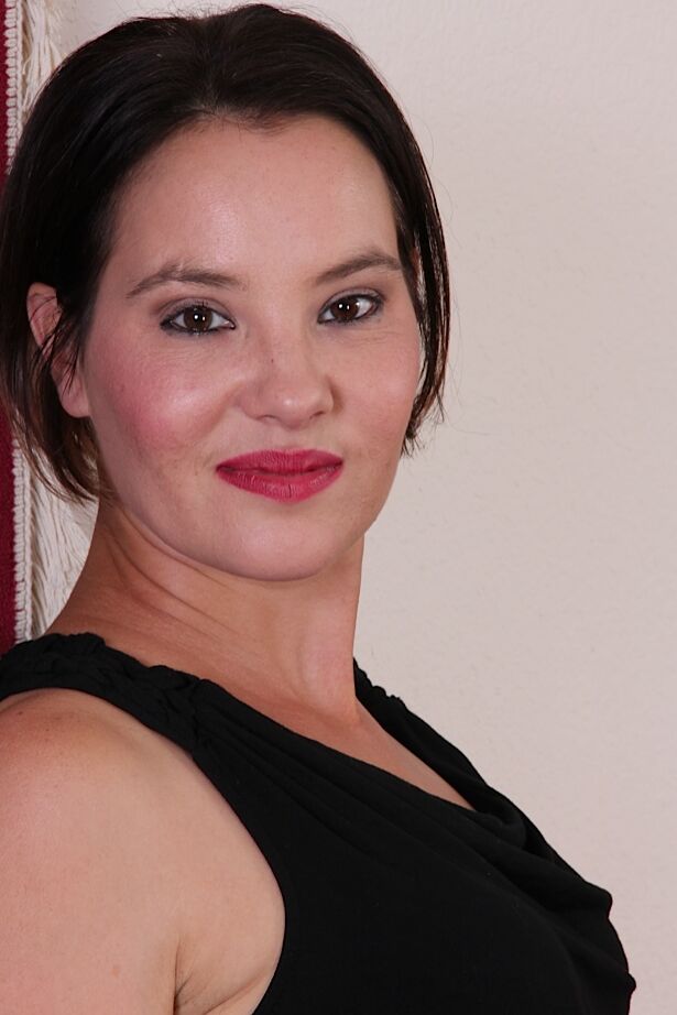 16P Relaxing on the couch Asian MILF Sharee Jones plays with her body