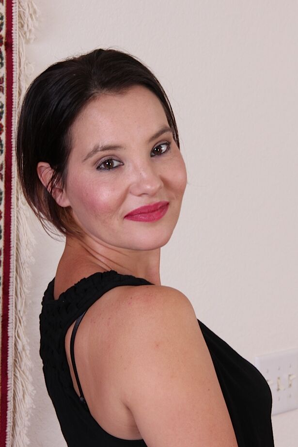 16P Relaxing on the couch Asian MILF Sharee Jones plays with her body