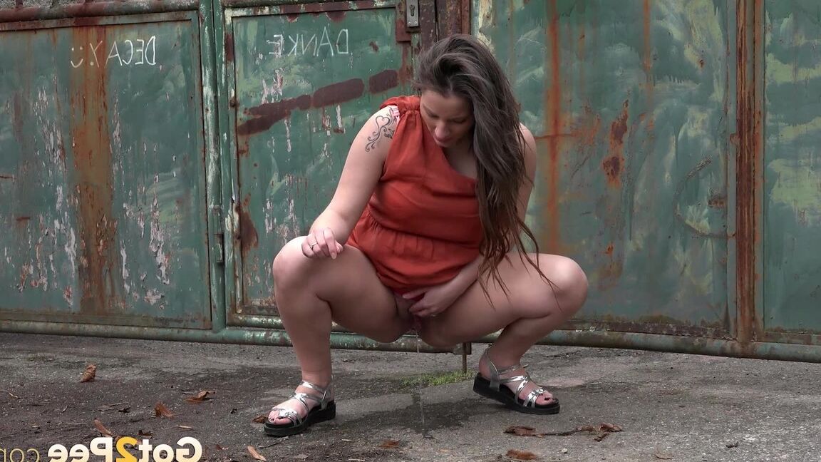 15P Pregnant Nicolette Noir pisses outside in city