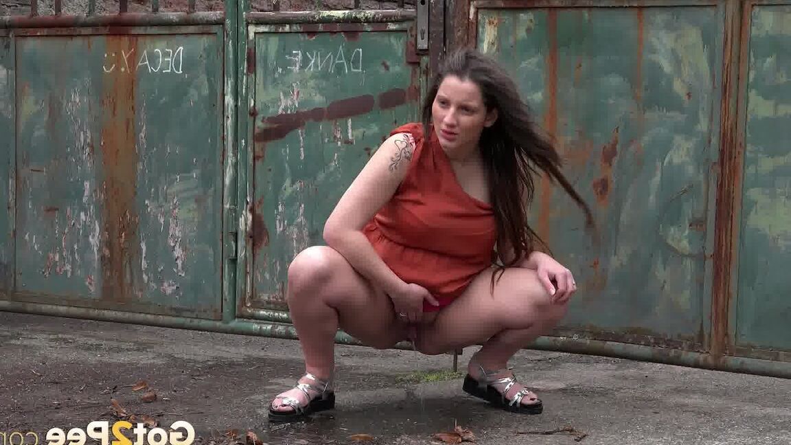 15P Pregnant Nicolette Noir pisses outside in city