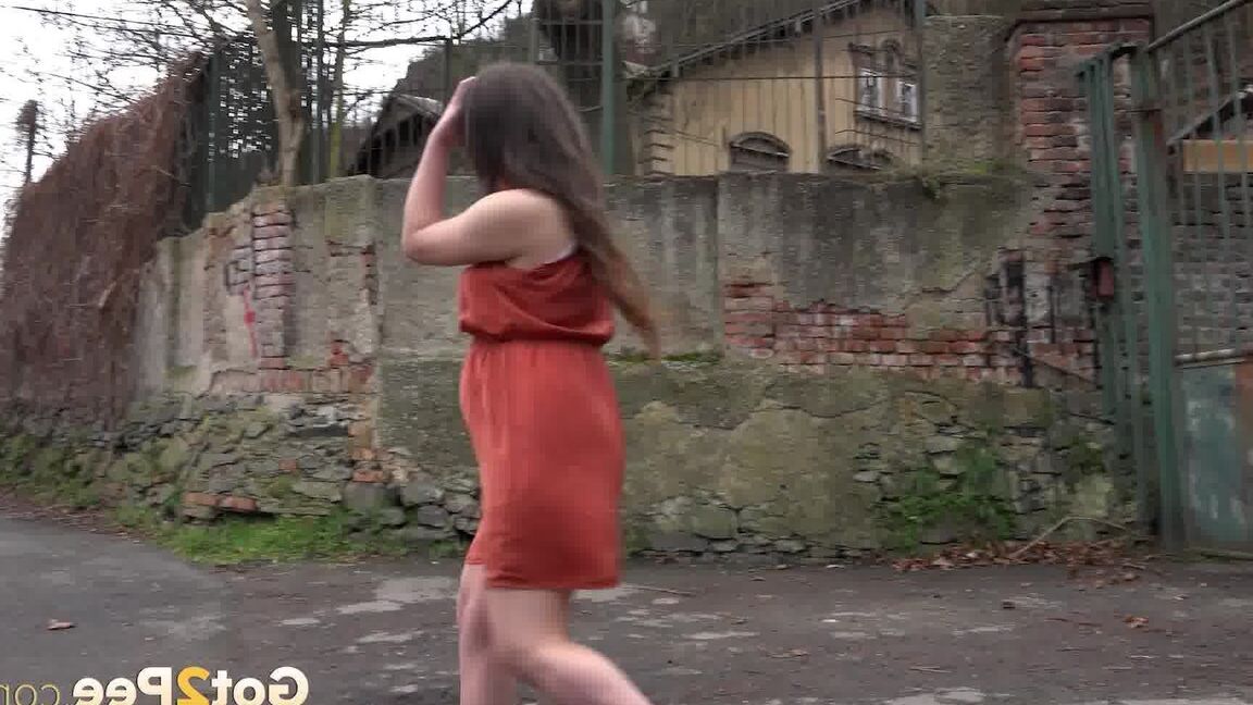15P Pregnant Nicolette Noir pisses outside in city