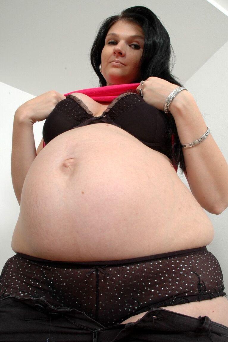 21P Pregnant amateur Megan Smith reveals her huge nips and tight twat