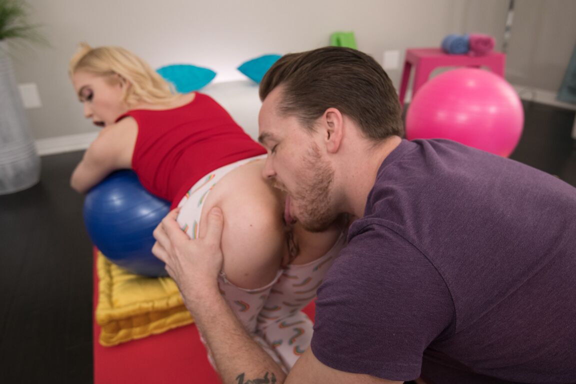 21P Adorable chica embarazada Chloe Cherry follada por el culo por su instructor de yoga