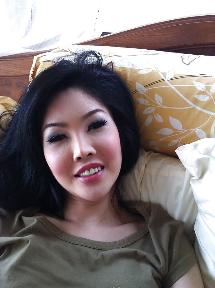 16P Ladyboy bonita de Tailandia Tukta masturbándose vagina trans postoperatoria