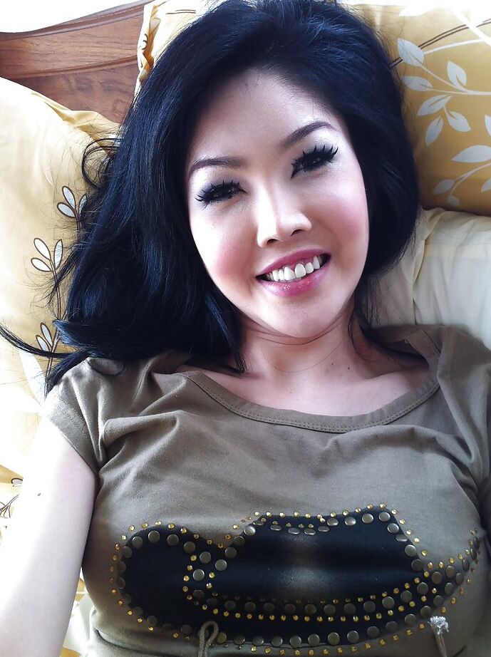 16P Ladyboy bonita de Tailandia Tukta masturbándose vagina trans postoperatoria