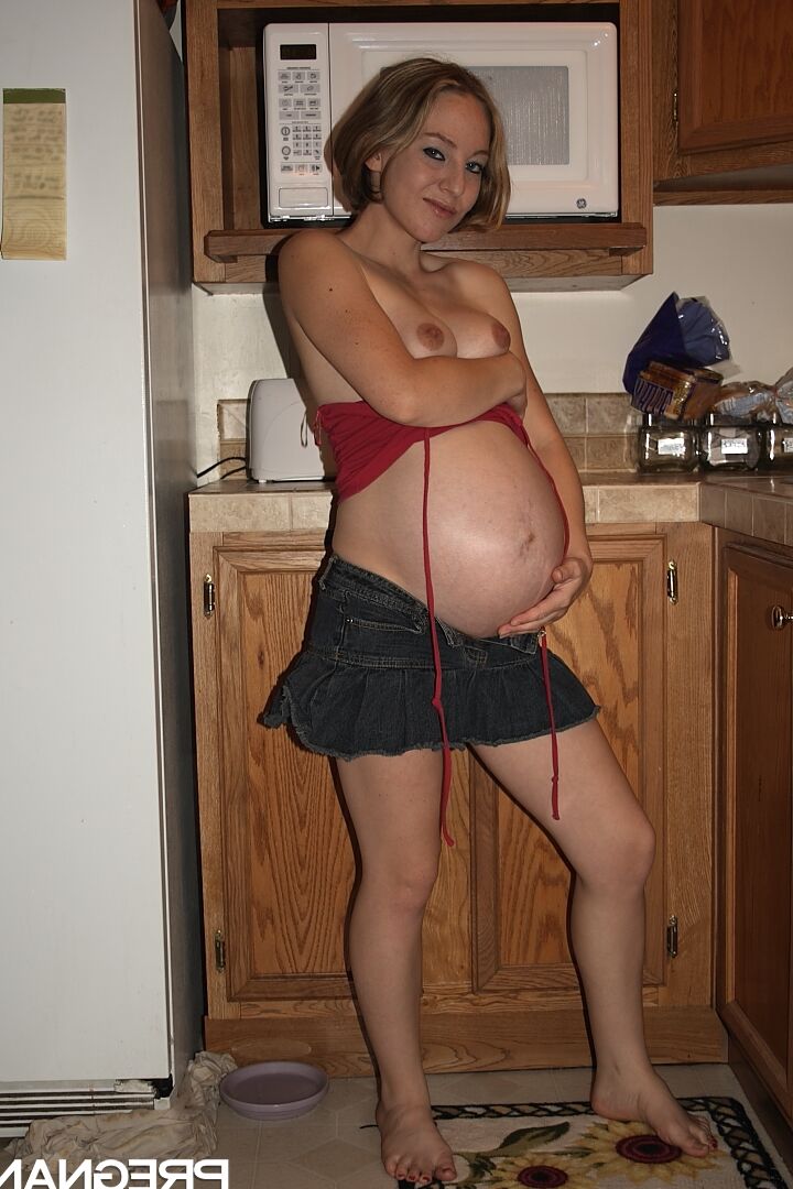 16P Kristi, une amatrice enceinte, montre ses fesses avant de jouer avec sa chatte dans la cuisine.