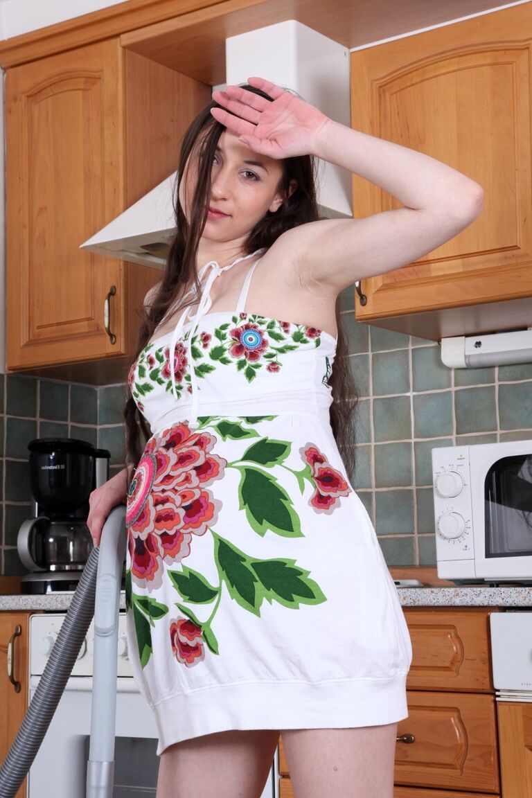 21P A dona de casa romena grávida Jenifer fica nua enquanto passa aspirador na cozinha
