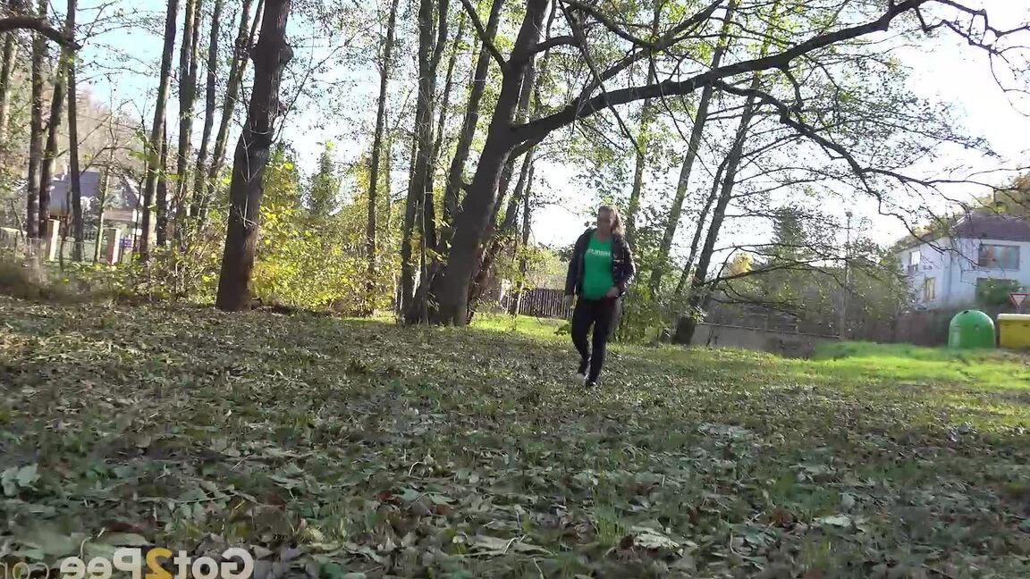 15P White girl Naomi Bennet takes a piss in a park on a chilly day