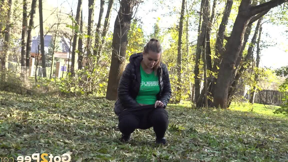 15P White girl Naomi Bennet takes a piss in a park on a chilly day