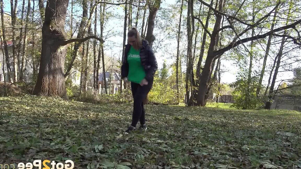 15P White girl Naomi Bennet takes a piss in a park on a chilly day