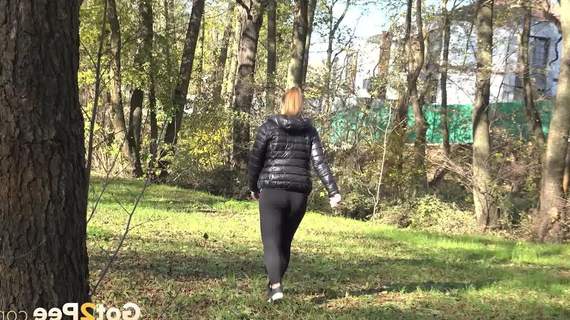 15P White girl Naomi Bennet takes a piss in a park on a chilly day