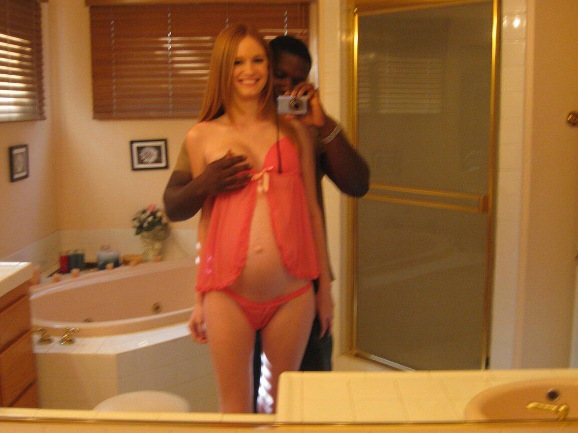 16P 妊娠中の赤毛のレイラ・エクスが黒人男性と写真撮影のためにポーズをとる
