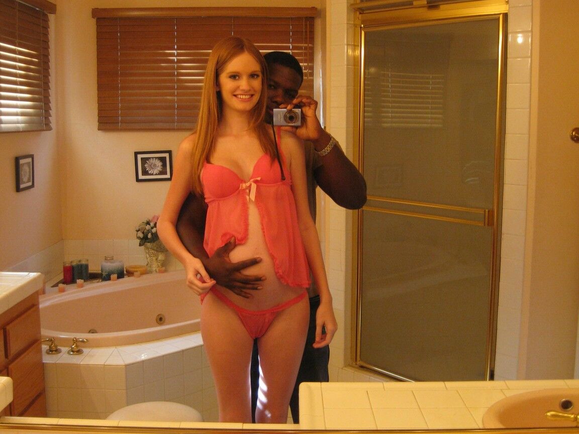 16P 妊娠中の赤毛のレイラ・エクスが黒人男性と写真撮影のためにポーズをとる