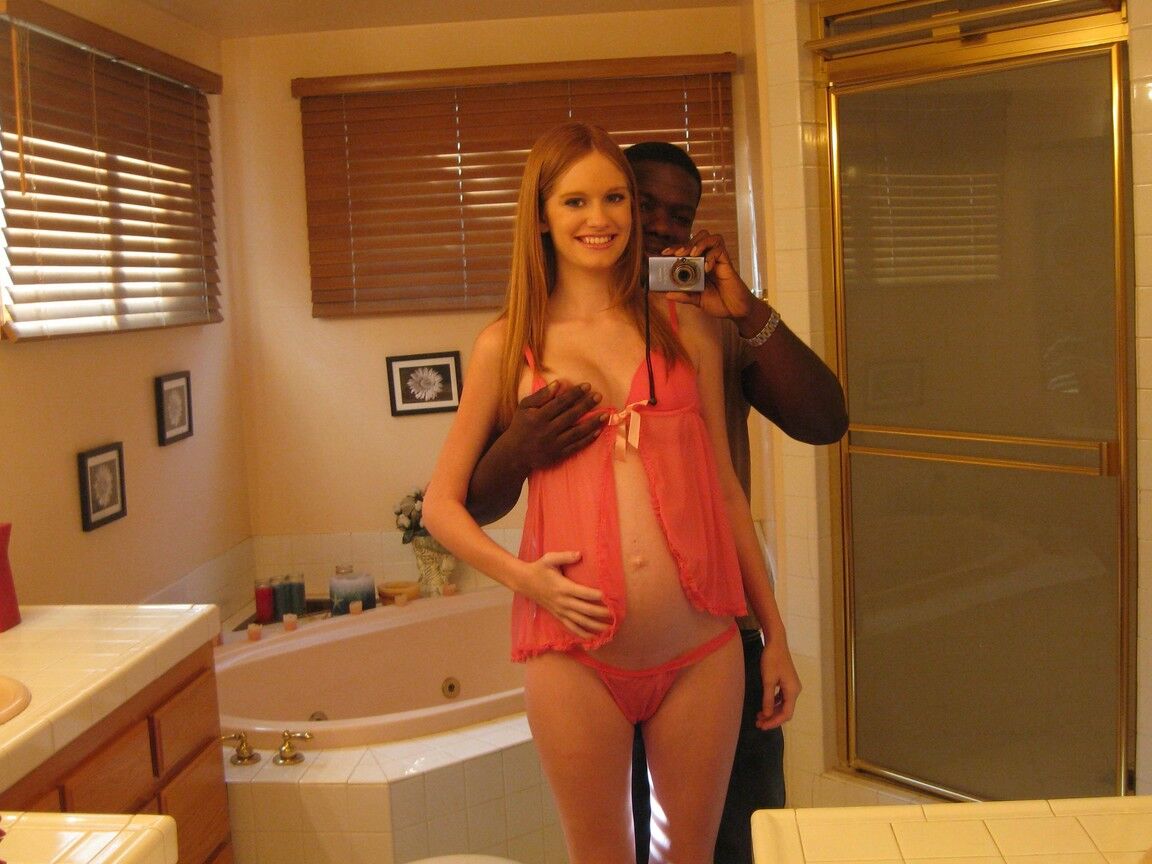 16P 妊娠中の赤毛のレイラ・エクスが黒人男性と写真撮影のためにポーズをとる