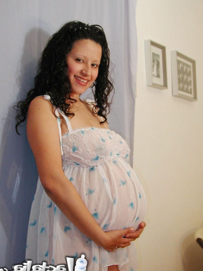 15P Latina grávida de barriga grande em sua camisola