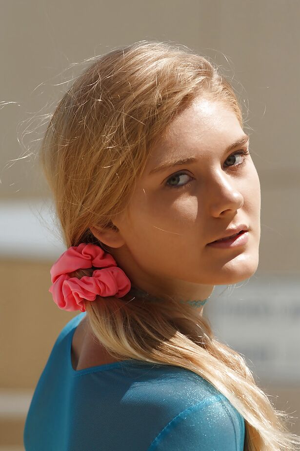 11P Adorável adolescente loira Nola Berry exibindo seus lindos seios