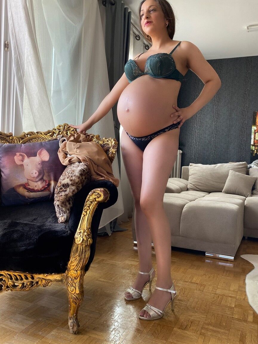 21P Fumante grávida Leila provocando nua com sua barriga protuberante