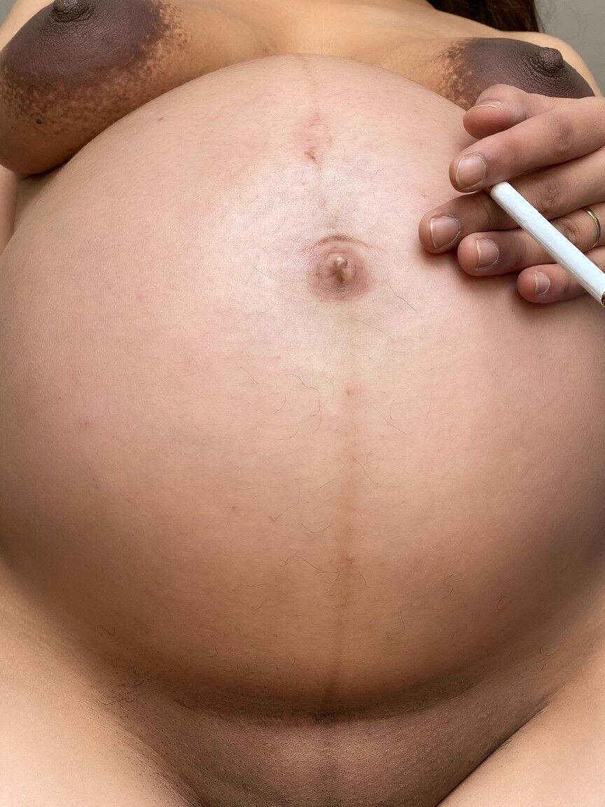 21P Fumante grávida Leila provocando nua com sua barriga protuberante