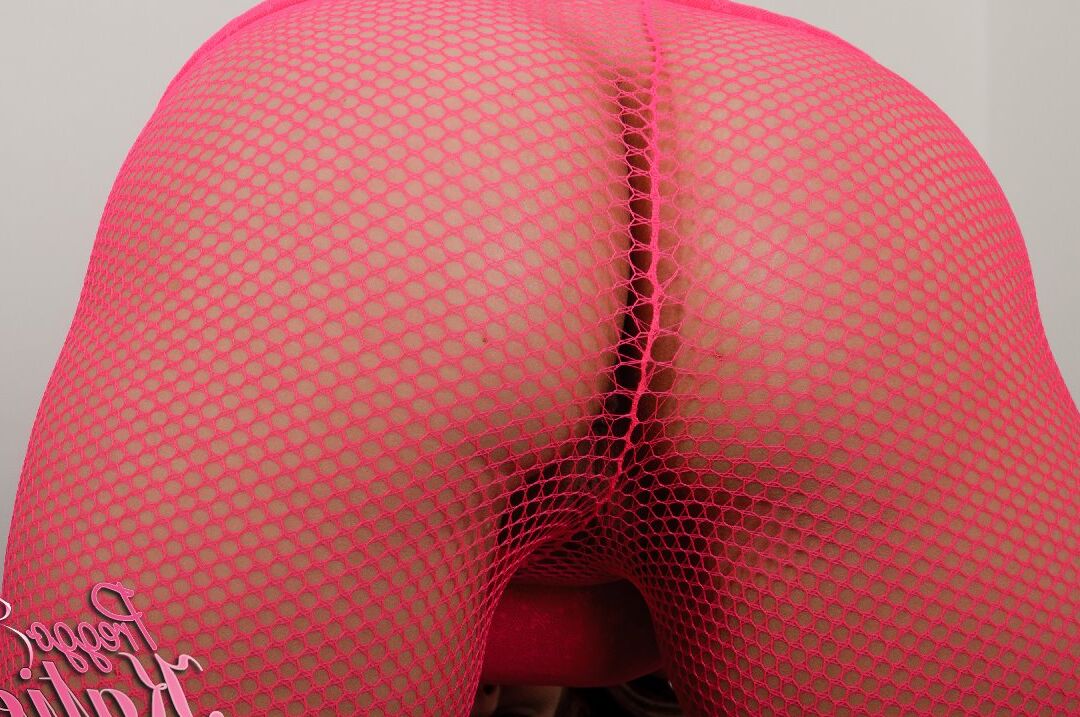 16P La tenue rose vif est incroyable grâce au côté sexy de son corps de femme enceinte.