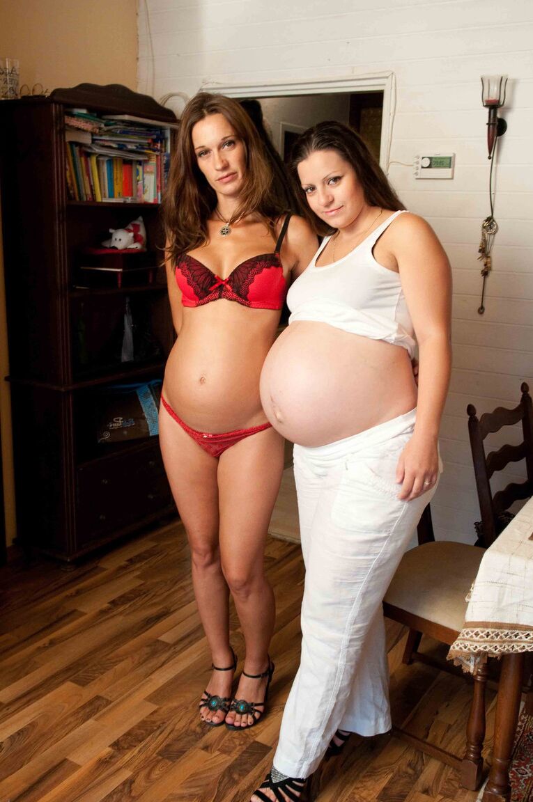 16P Pregnant Fiona F and Larissa Gold show off their swollen bellies & toy hotly