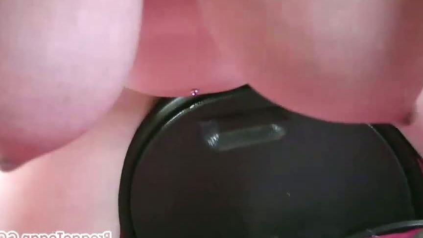 10P Tegan, enceinte, aime utiliser son adorable Sybian de temps en temps