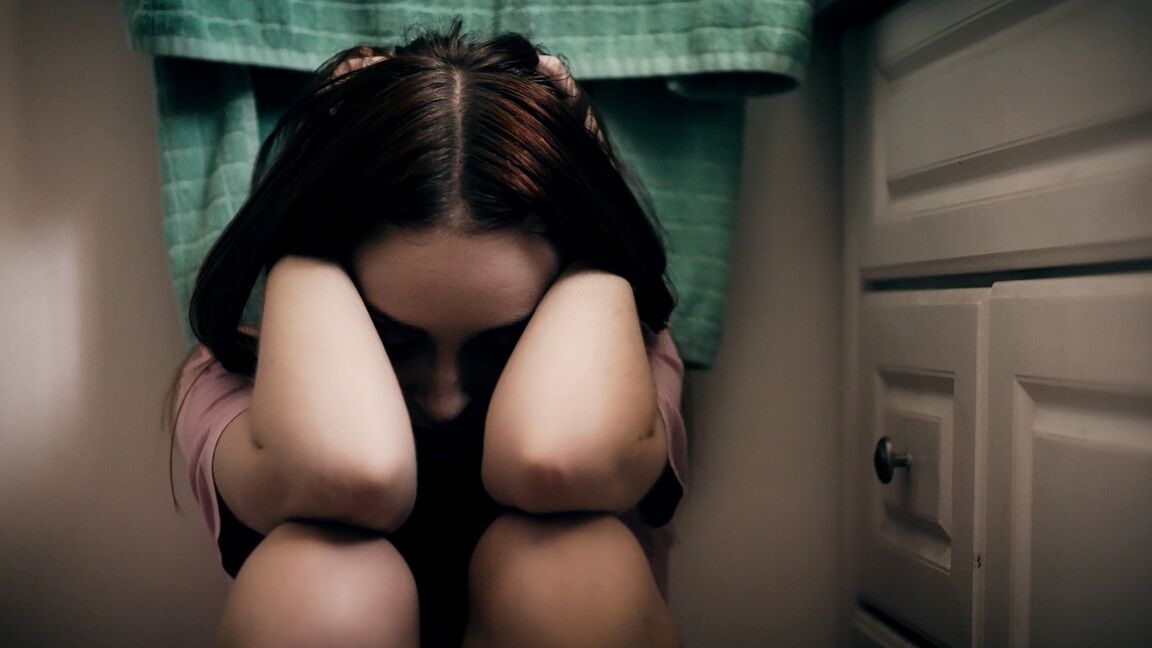 15P JE PRENDRAI SOIN DE TOIbrUne adolescente enceinte se tourne désespérément vers le petit ami louche