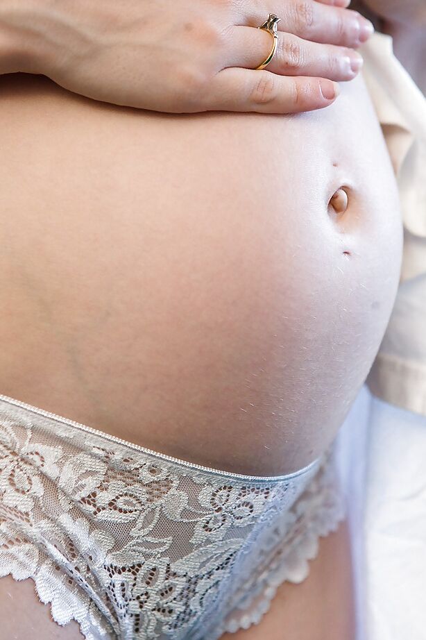 16P La embarazada amateur Rosanna muestra su barriga y sus pechos hinchados