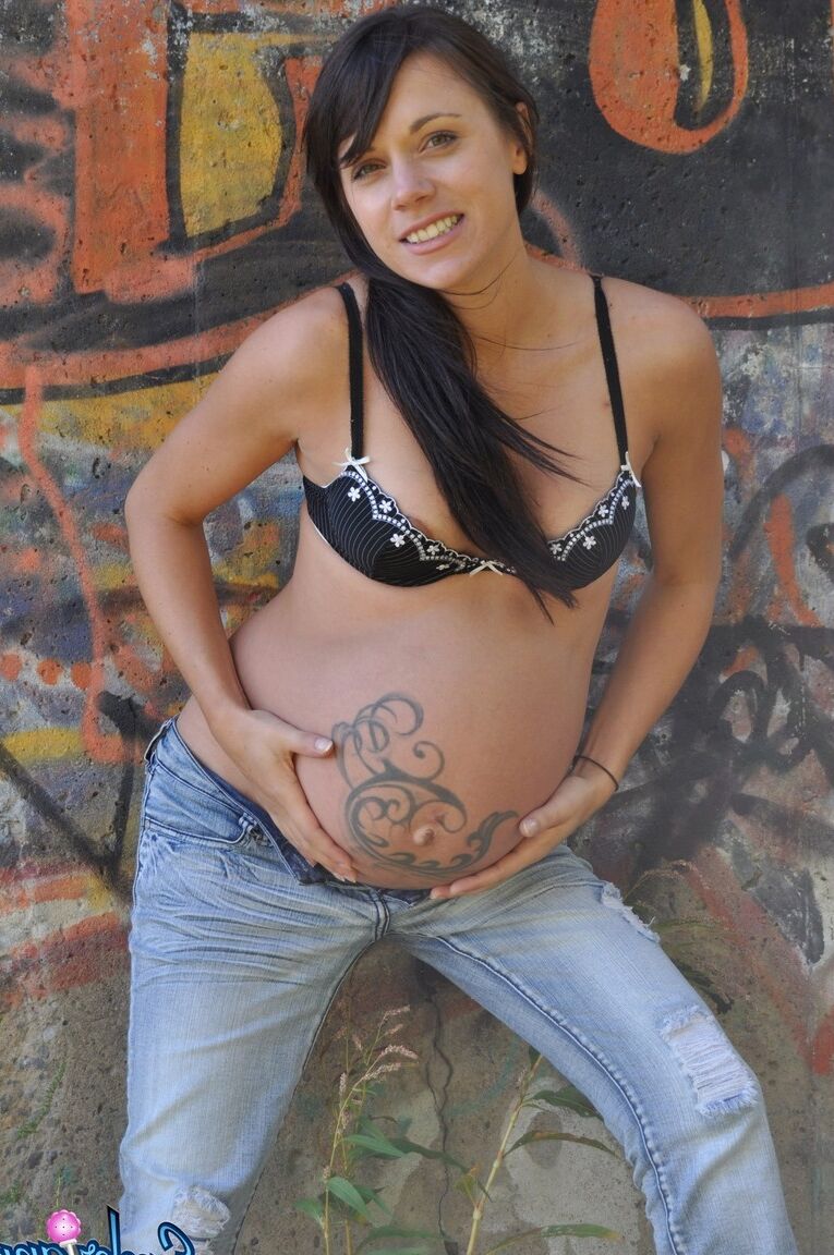 16P Garota grávida sozinha Brianna mostra seus peitos pequenos e barriga em jeans desbotados