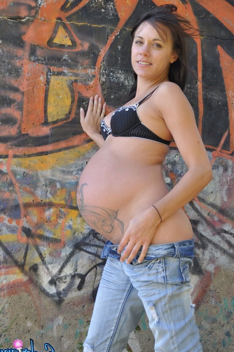 16P Garota grávida sozinha Brianna mostra seus peitos pequenos e barriga em jeans desbotados