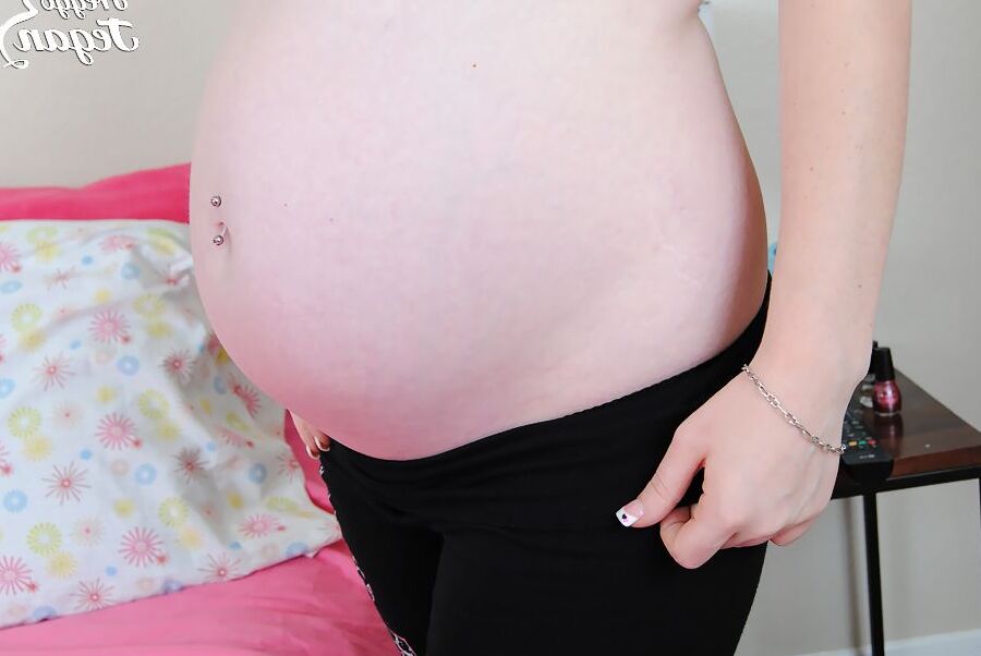 10P Voici une fille enceinte et chaude qui aime faire l'amour