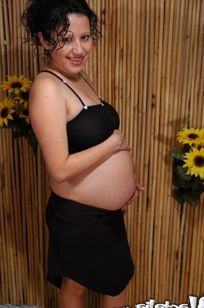 15P Latina embarazada de grandes tetas naturales