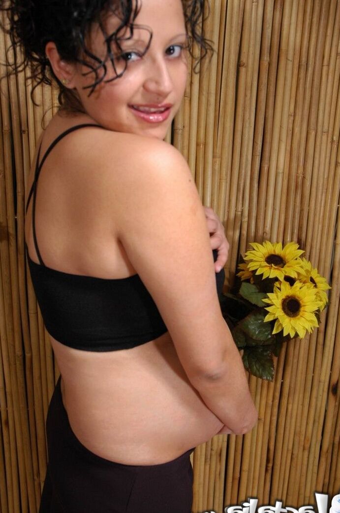15P Latina embarazada de grandes tetas naturales