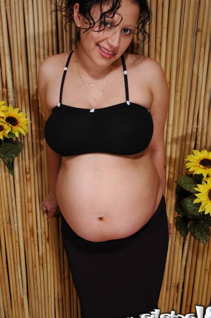 15P Latina embarazada de grandes tetas naturales