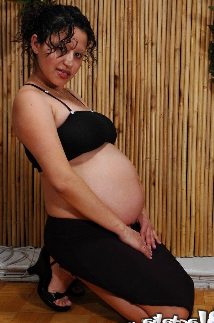 15P Latina embarazada de grandes tetas naturales