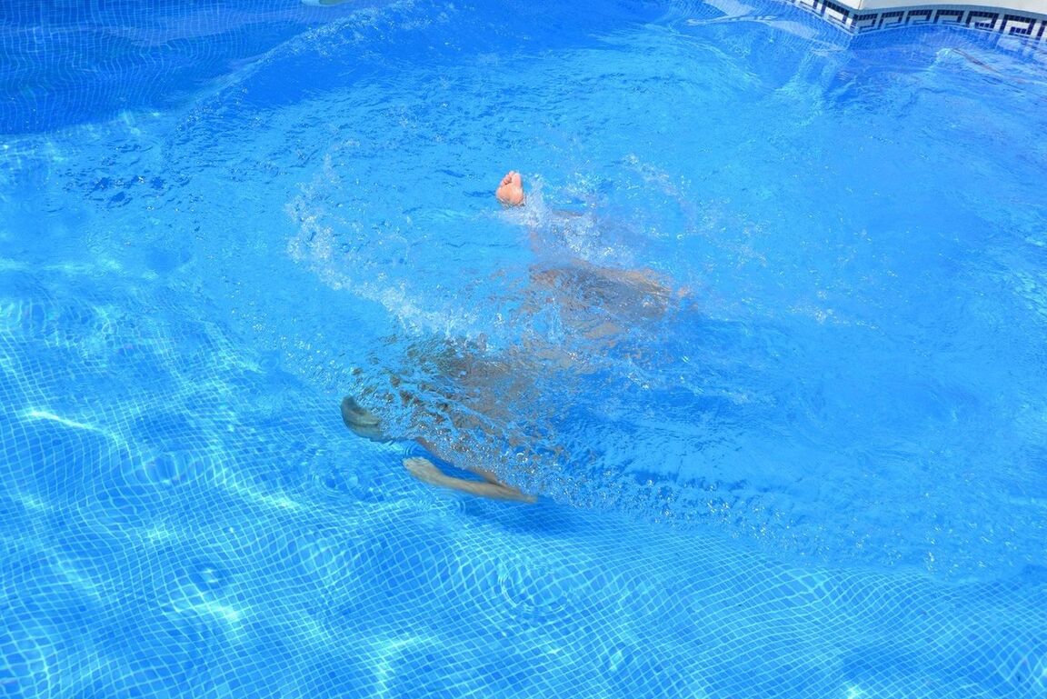 20P Melody, loira madura e peituda, dá um mergulho nu em uma piscina subterrânea