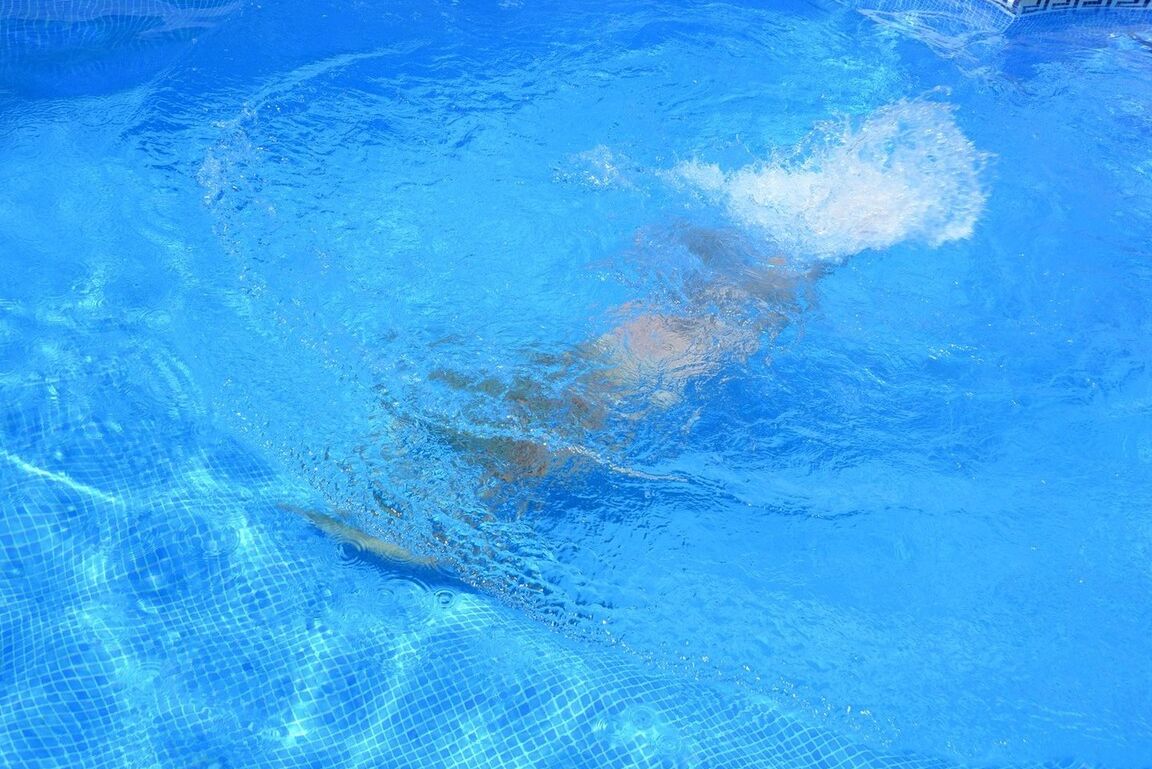 20P Melody, loira madura e peituda, dá um mergulho nu em uma piscina subterrânea