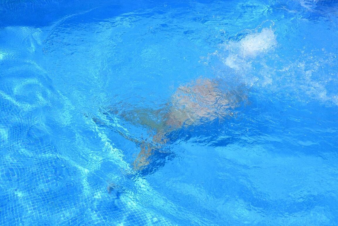 20P Melody, loira madura e peituda, dá um mergulho nu em uma piscina subterrânea
