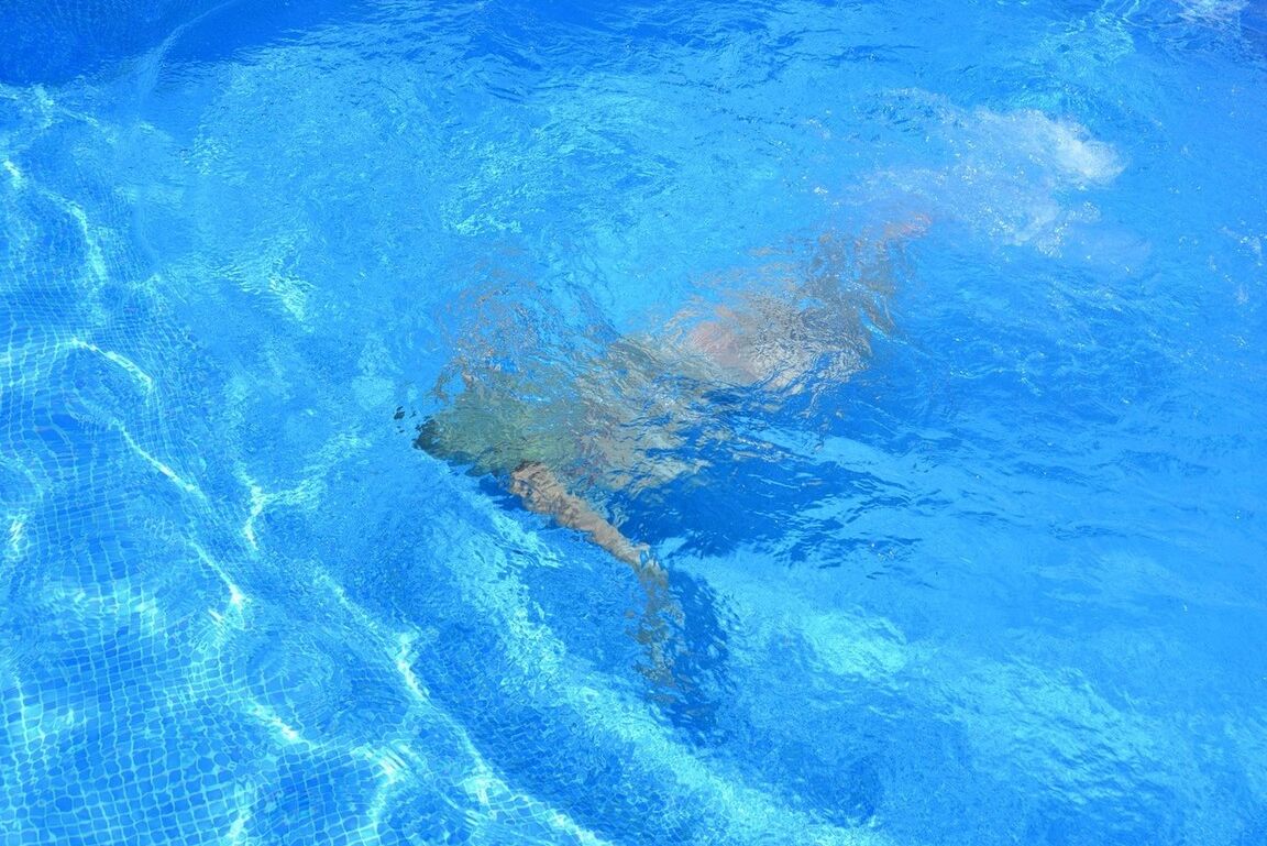 20P Melody, loira madura e peituda, dá um mergulho nu em uma piscina subterrânea