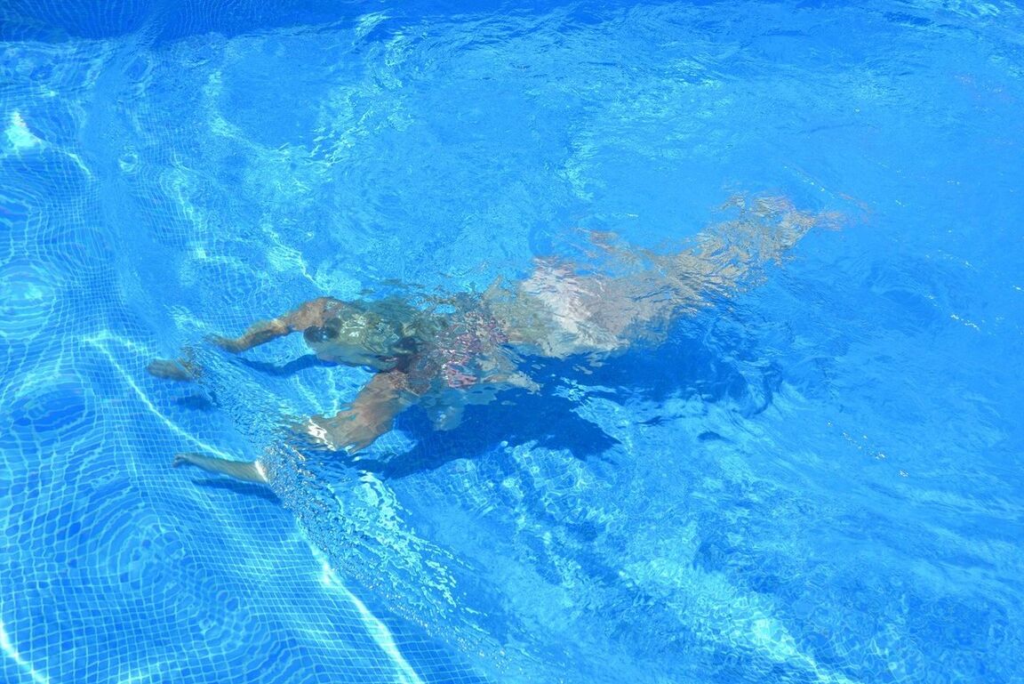 20P Melody, loira madura e peituda, dá um mergulho nu em uma piscina subterrânea