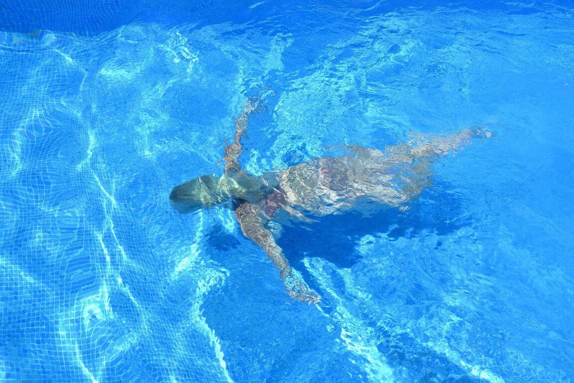 20P Melody, loira madura e peituda, dá um mergulho nu em uma piscina subterrânea