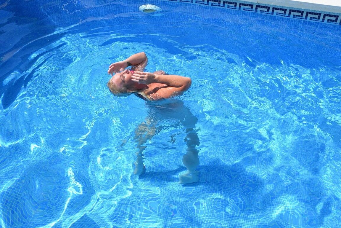 20P Melody, loira madura e peituda, dá um mergulho nu em uma piscina subterrânea